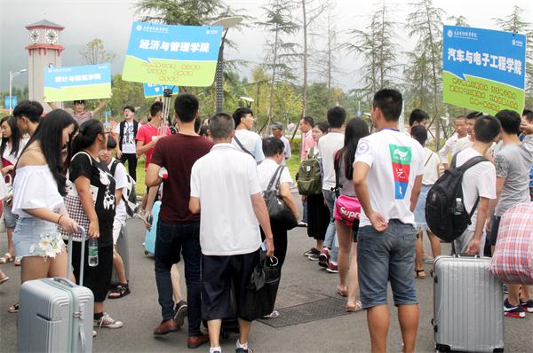 1472299559390082601.jpg 各二级学院迎新志愿者.jpg