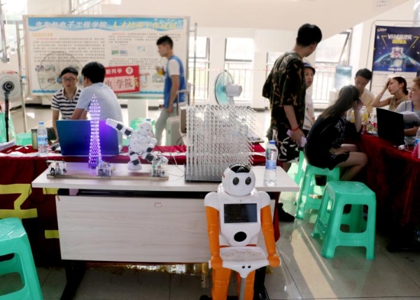 1503999221662054165.jpg 汽车与电子学院.jpg